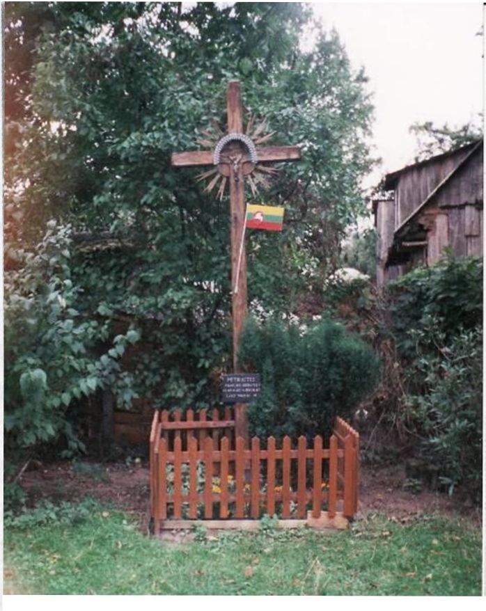 Kryžius Jurgio Petraičio sodyboje